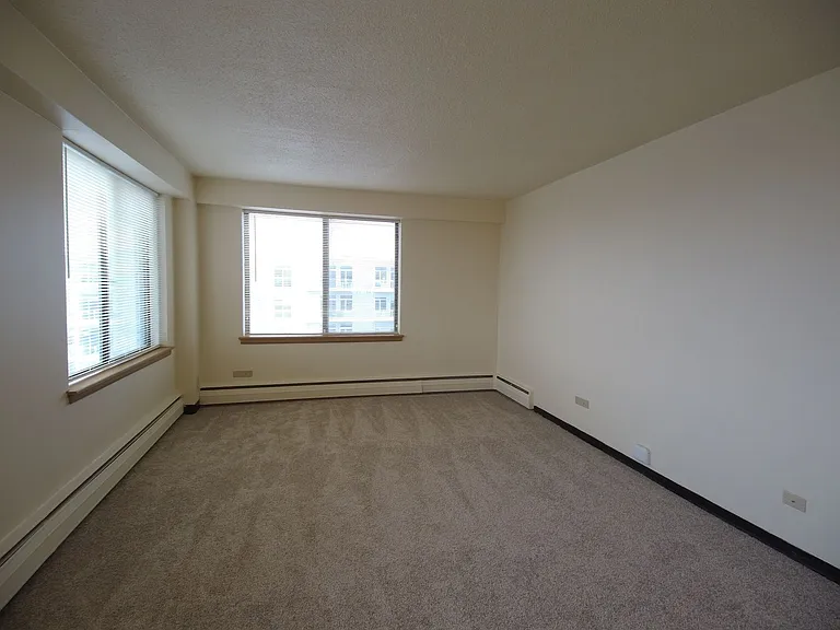 2233 N Summit Ave — Photo 39