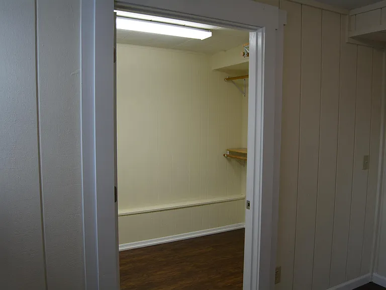 802 W White River Blvd — Photo 3