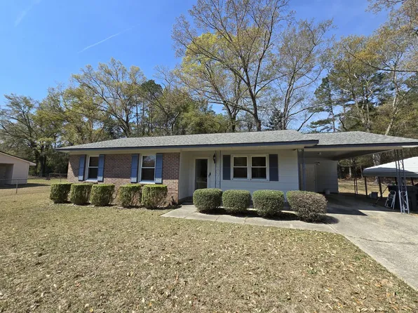 917 Johnson St, Raeford, NC 28376