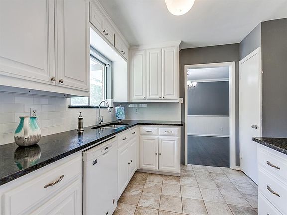 5th image of 305 Dover Dr