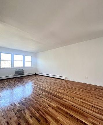 2nd image of 1828 Bell Blvd