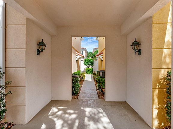 3rd image of 15 Laurel Oaks Circle