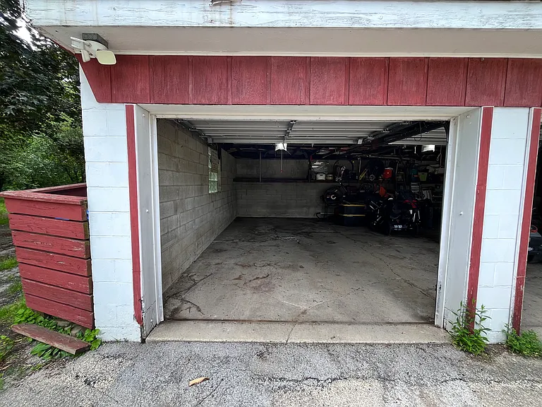 1028 Kilbourne Rd — Photo 6