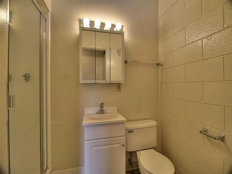 Park West Apartments — Photo 20