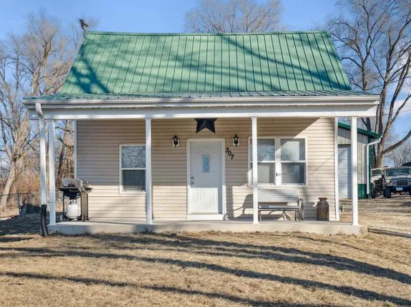 307 Kirk St SE, Hopkinton, IA 52237