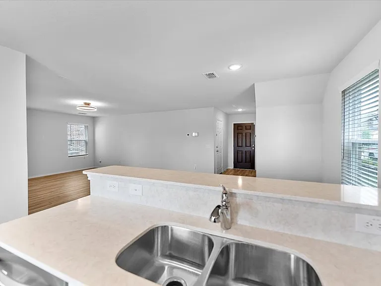 445 Grenada Lake Dr — Photo 11