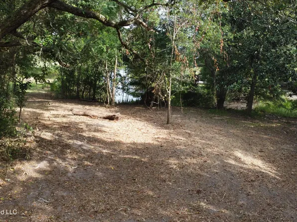 839 Graveline Rd, Gautier, MS 39553