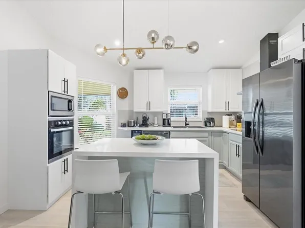 901 SW 111th Way, Davie, FL 33324