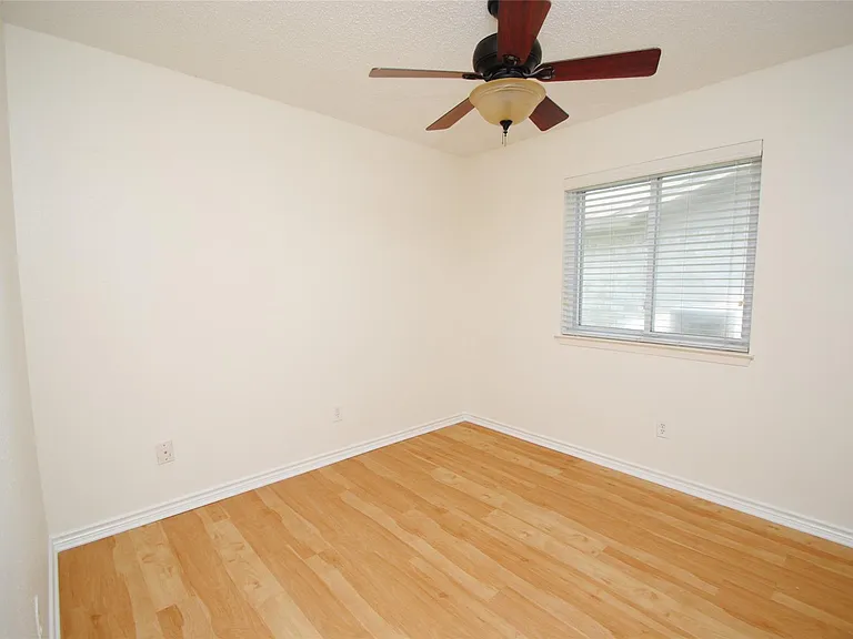 22619 Leedstown Ln — Photo 15