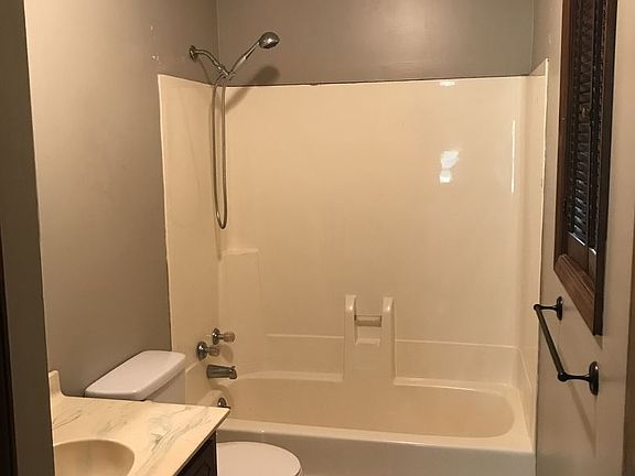 5th image of 2520 E Court St #8