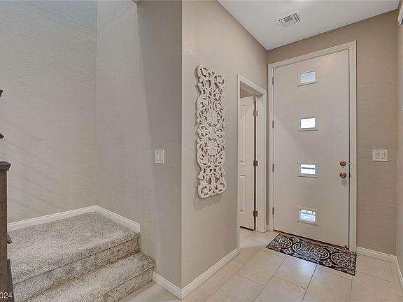 5th image of 526 Sonoma Range St