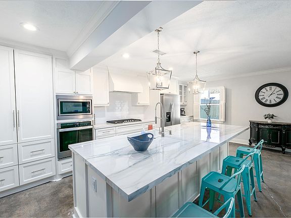 4th image of 9330 Meadowbriar Ln