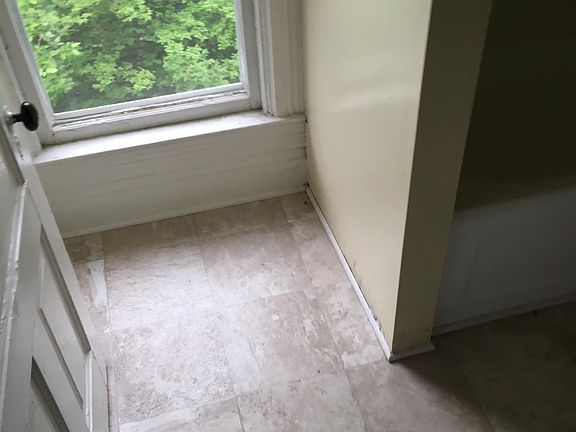 5th image of 440 Douglas Ave #2