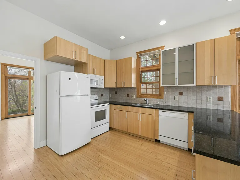 136 Main St #R — Photo 4
