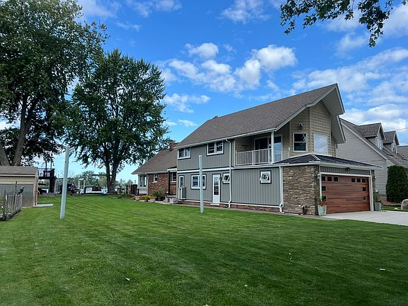 Access to this side yard, also owned by the landlord. Master bedroom above garage with a balcony