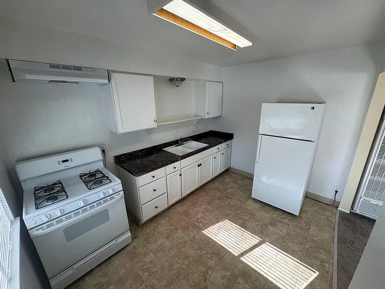 Las Palmas Apartments — Photo 7