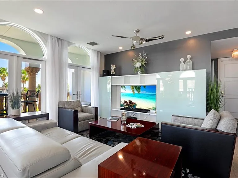 900 5th Ave S #303 — Photo 3