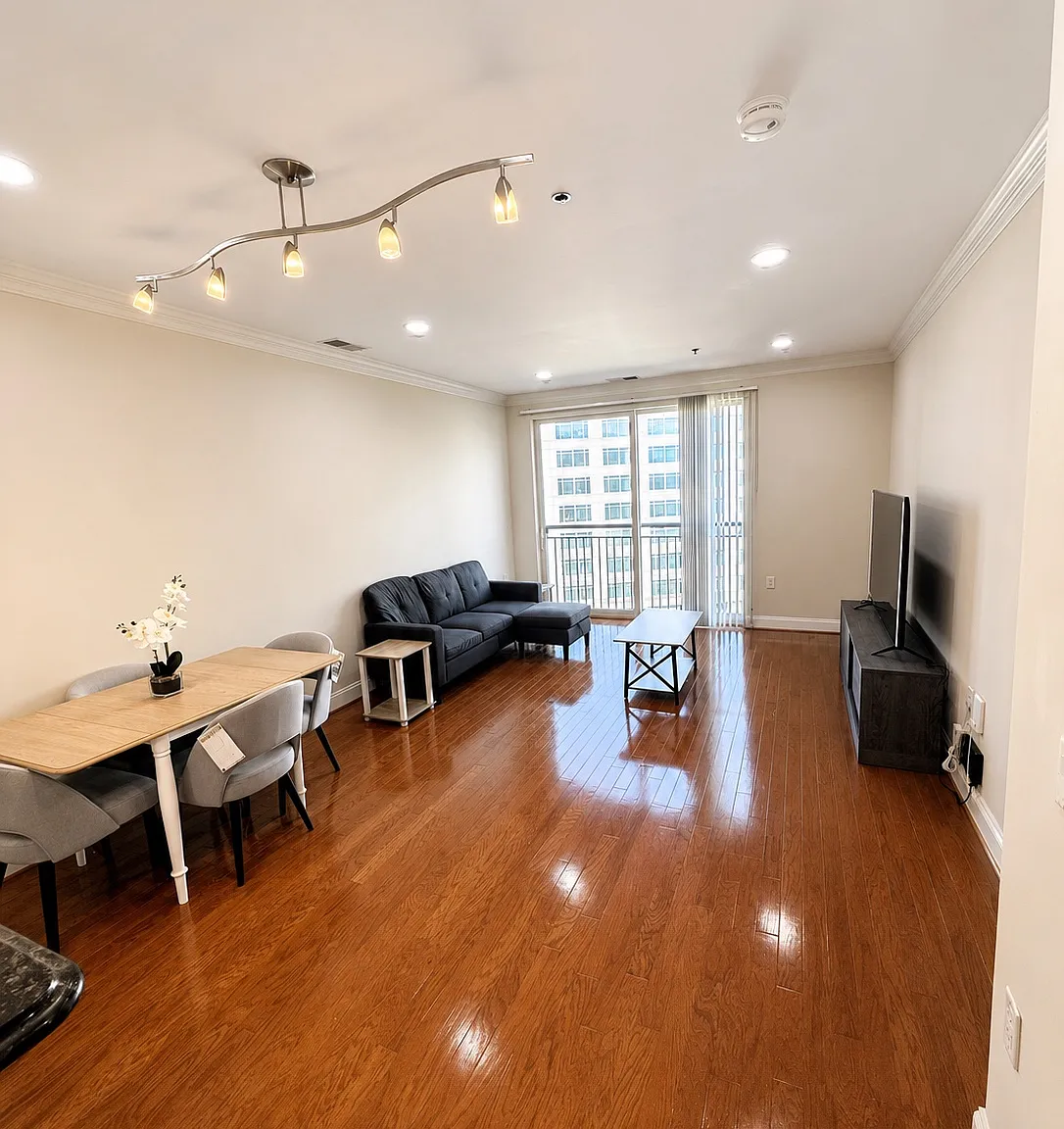 2 bed, 1002 sqft, $2,400 — Photo 4