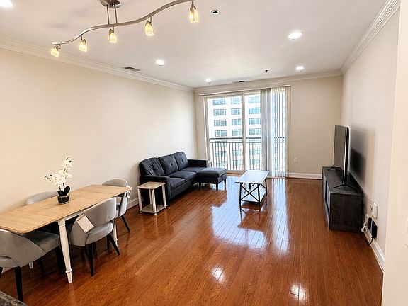 4th image of 38 Maryland Ave Unit 608