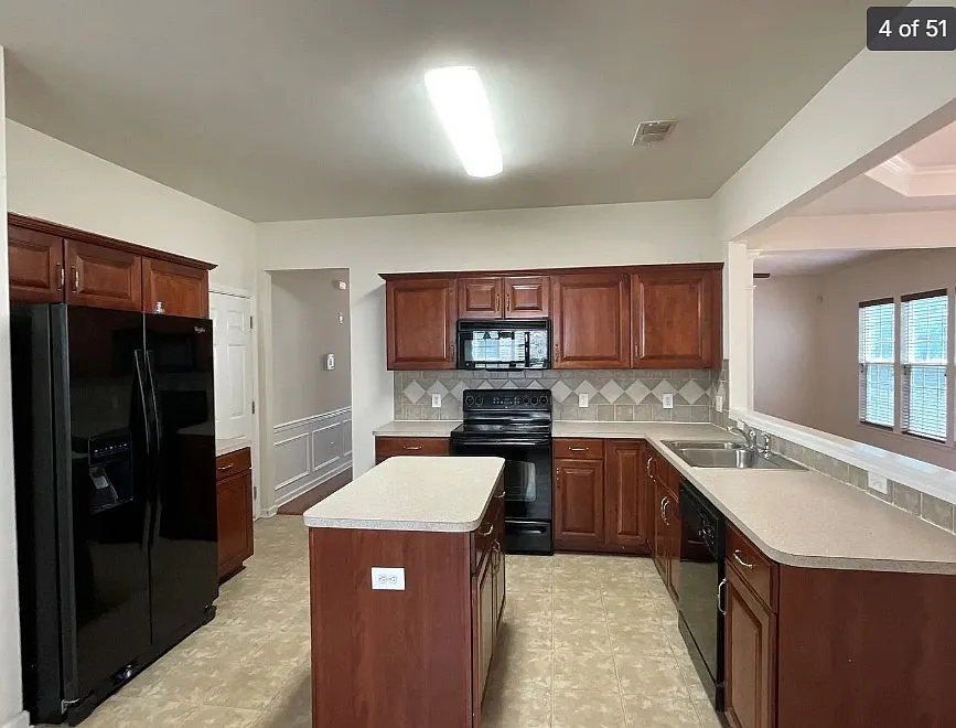 4 bed, 2.5 bath, 2400 sqft, $2,350 — Photo 4