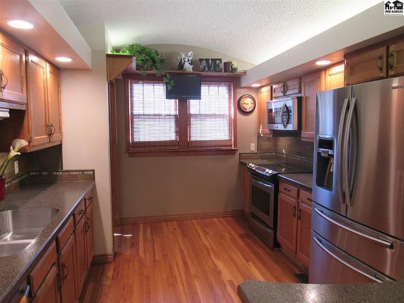 4th image of 409 Crescent Blvd