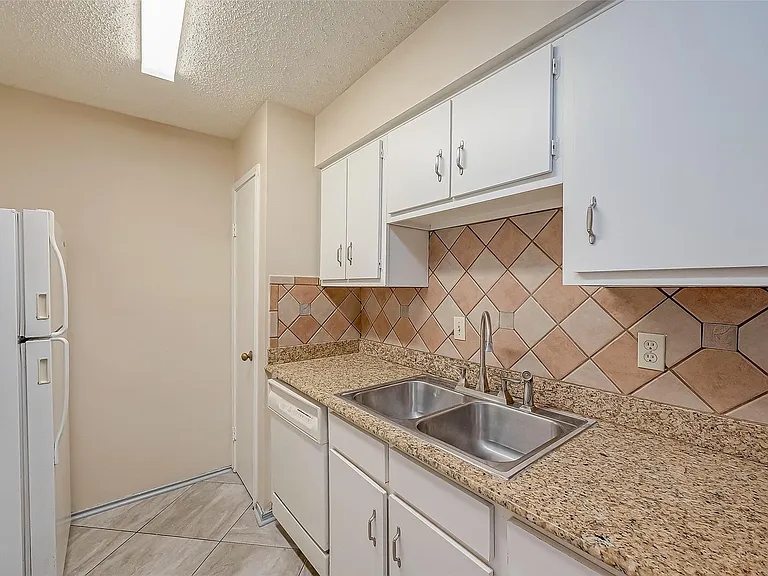 6410 Del Monte Dr #5 — Photo 14