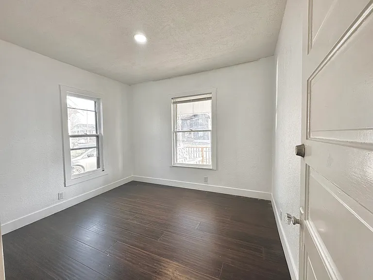 927 E Delmar St — Photo 16
