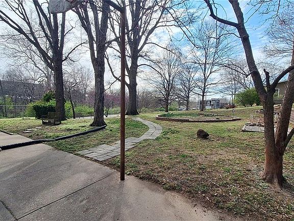 4th image of 1308 W Waldo Ave
