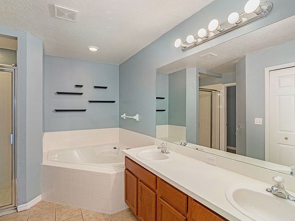 4th image of 1031 Bluegrass Dr