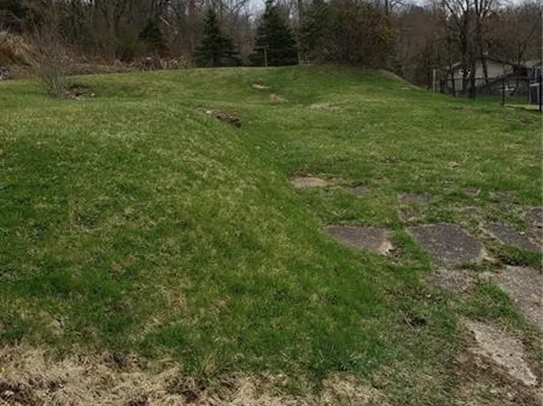 305 Circle Dr, White Oak, PA 15131