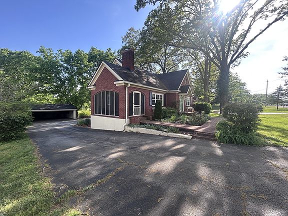 3rd image of 515 Country Club Ln
