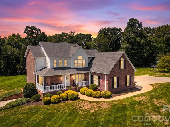 1338 Willow Creek Dr, Newton, NC 28658