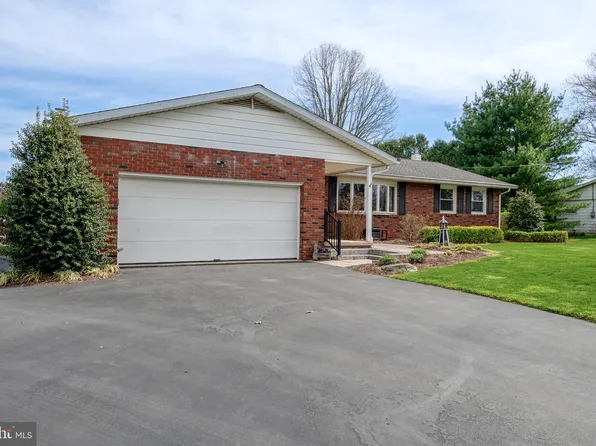 16 James Dr, Denver, PA 17517