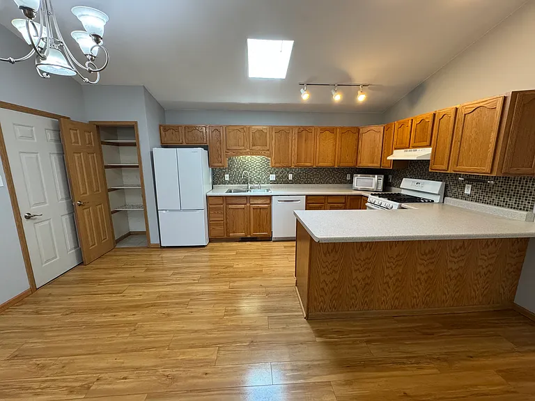 326 Brown Ct — Photo 4