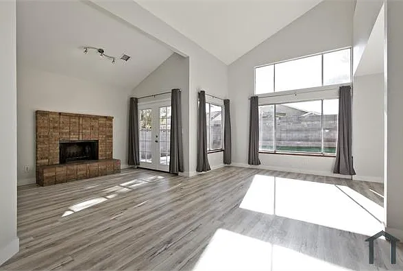 6 bed, 2200 sqft, $2,995 — Photo 3