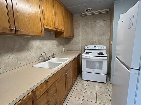 4th image of 714 W Blucher St