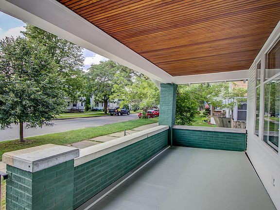 3rd image of 1014 Pine Ave NW