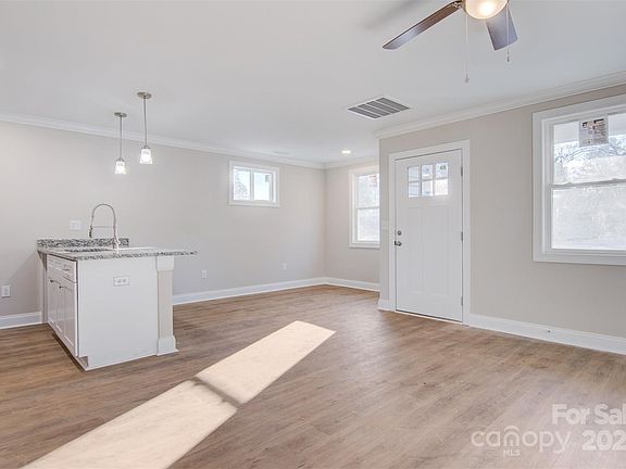4th image of 1443 Southwest Blvd