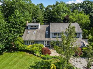 7 Scenic View Ct W, Dix Hills, NY 11746