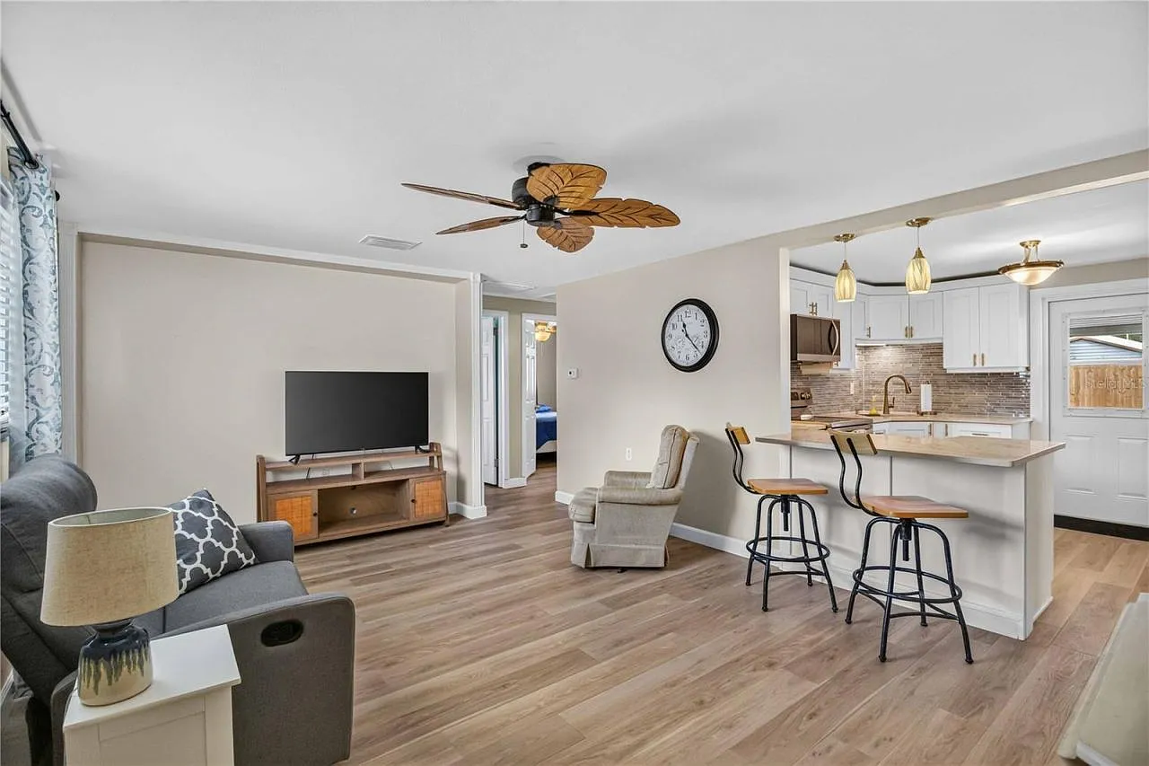3 bed, 1.5 bath, 938 sqft, $2,100 — Photo 4