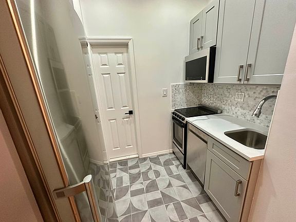 4th image of 224 E 21st St APT 4A