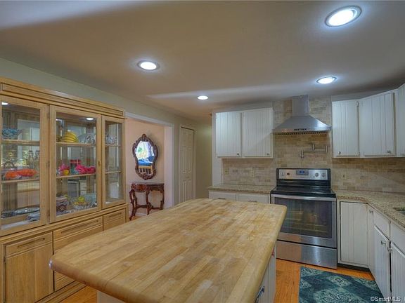 3rd image of 202 Dartmouth Dr