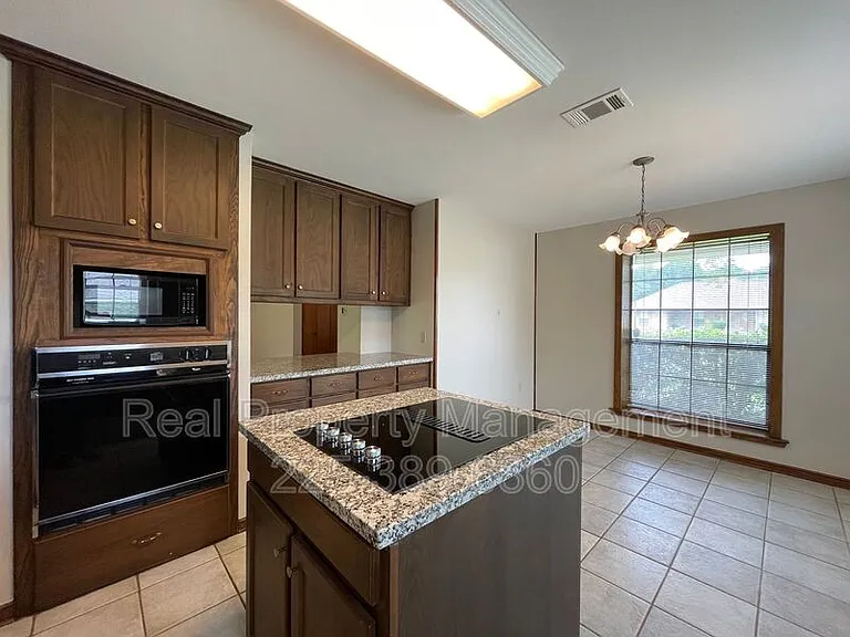 2422 Riverside Dr — Photo 5