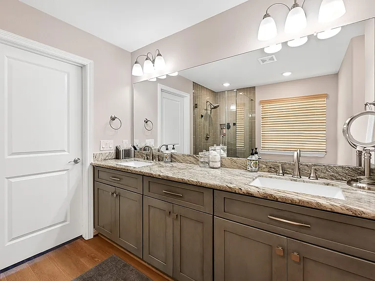 1035 E Hampton Dr — Photo 12