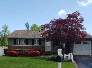 52 Amsterdam Rd, Smithtown, NY 11787