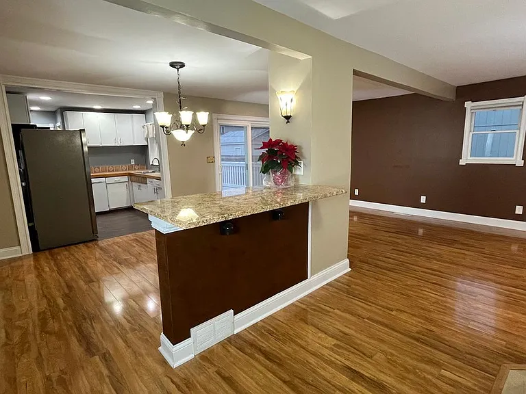 364 Hickory Dr — Photo 3