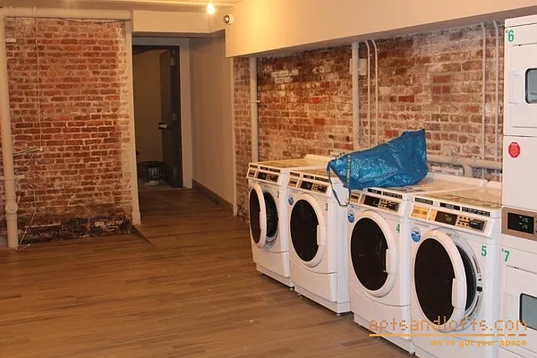 Rented by aptsandlofts.com | media 100