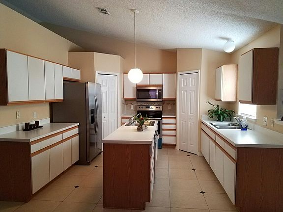Kitchen, Center Island, Double Pantries. Double, Double Sinks. Vaulted Ceiling