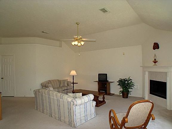3rd image of 814 E Hampton Dr