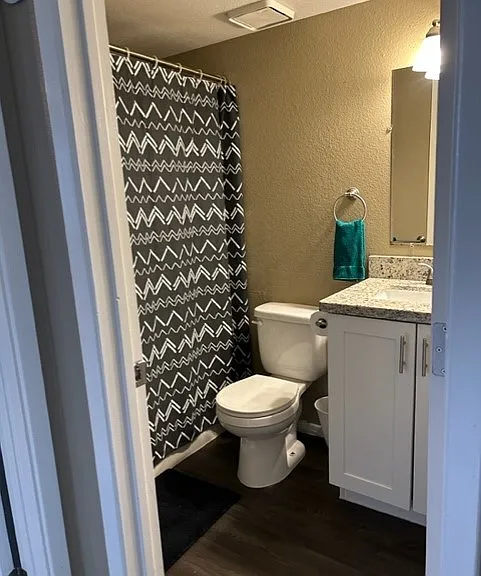 Bathroom with tub/shower